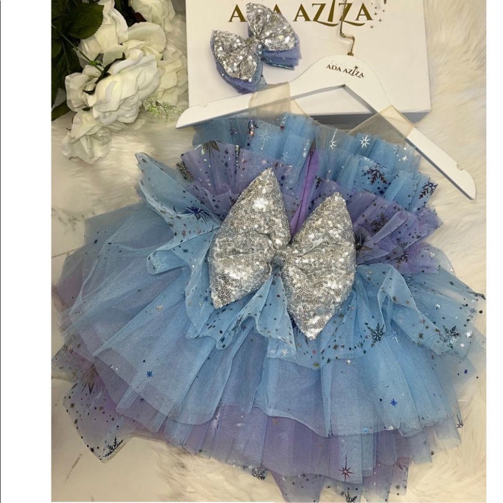 New dress, size 9-12 months. Didn’t use it. Hand maid! Elegant baby girl dress.